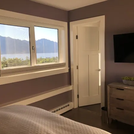 Gorgeous new, 1 bd luxury  apt, offering stunning views of the mountains and bay