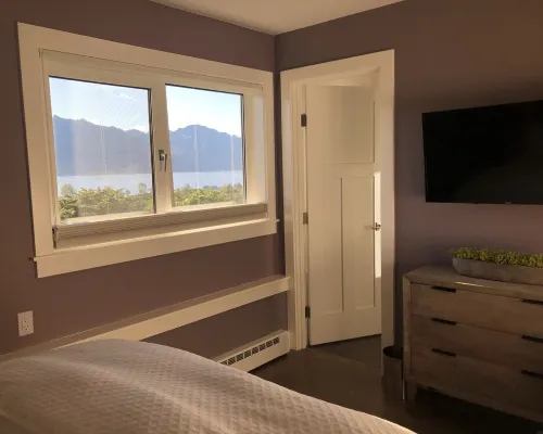 Gorgeous new, 1 bd luxury apt, offering stunning views of the mountains and bay 수어드 호텔