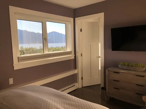 Gorgeous new, 1 bd luxury  apt, offering stunning views of the mountains and bay