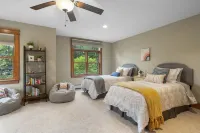 The Bolton House - 5 BR 3.5 BA Home with Hot Tub