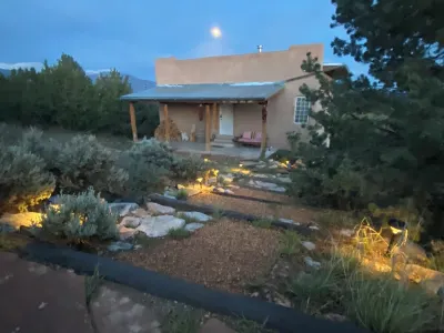 Serene Taos Ski & Mountain Bike Retreat with Stunning Views — Upper Level Sipapu Ski Area附近的飯店