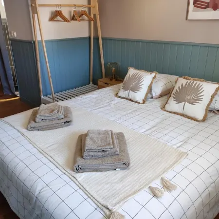 Charming House with Swimming Pool, Downtown & Beach on Foot (10 Minutes)