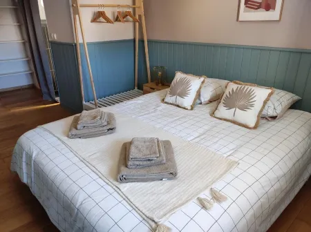 House with XXS swimming pool, in the heart of town, 900 m from the beach