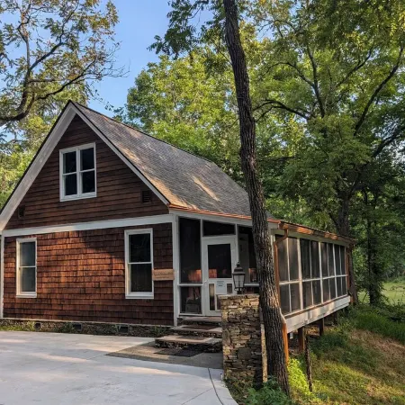 Lovely Cottage w/Screened Porch Overlooking a Creek & Minutes from the Dragon!