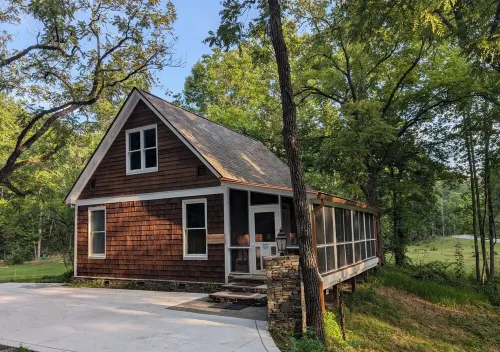 Lovely Cottage w/Screened Porch Overlooking a Creek & Minutes from the Dragon!