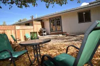 Route 66 Western Retreat- Grand Canyon Train Depot- Pet Friendly! Hotel dekat Bill Williams Monument Park