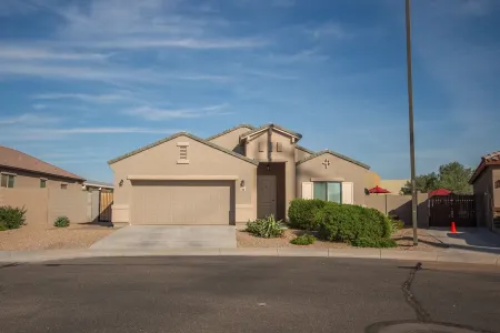 Like New Home Private pool ,New furnishings, 20 mins to State Farm stadium