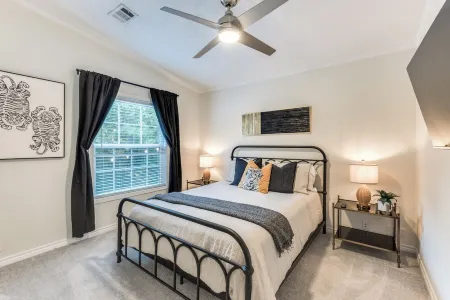 5 min. stroll to Downtown Mckinney! Family & Pet Friendly Cottage