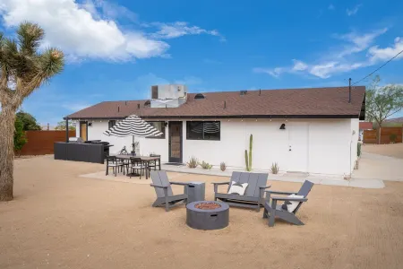 Casa Demesne + Container Pool + 10 Min to Joshua Tree National Park + Fire pit