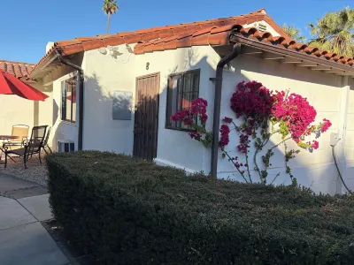 Villa B - a cozy studio with kitchen a minute away from downtown Palm Springs! فنادق في 