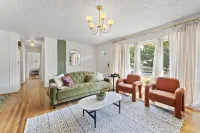 Fort Adobe 10 mins to Airport Large fenced Yard