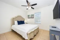 Peaceful 3BD & 2BA with Salt Water Heated Pool, 35 mins from Jensen Beach!