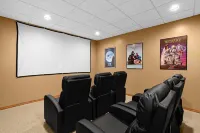 Waterfront Home with HOT TUB, Large Dock, Game Room, Movie Theater Hôtels à : Richmond Township