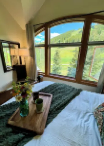 Large Cozy Townhouse Ski-in / Ski-out to Super Bee, Private Washer /Dry & Garage