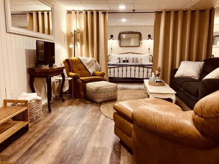 Tranquil Wooded King Bed Suite Close to Everything