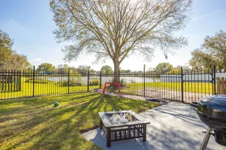 Nature Getaway with lake view and a game room!