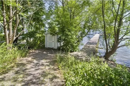 Charming 4-Season Cayuga Lake House near Sheldrake Point!!