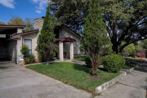Cozy 4-bedroom house in wonderful San Antonio with WiFi, AC, and pet friendly. Hotels in Leon Valley