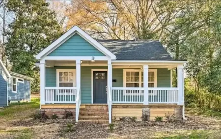 Charming 2-bedroom house with AC and WiFi in marvelous Uptown Charlotte Отели рядом с достопримечательностью «Спектрум-центр»