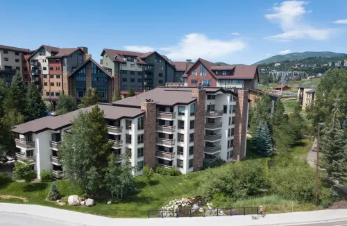 Stylish Ski-In/Ski-Out Condo – 2 Minutes to Gondola & Ski Lifts