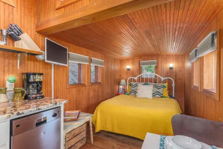 Train Caboose w/ Upscale Amenities Minutes to Waynesville & Asheville