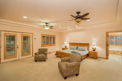 MASSIVE 9 BEDROOM LUXURY CABIN! PERFECT FOR REUNIONS AND RETREATS!