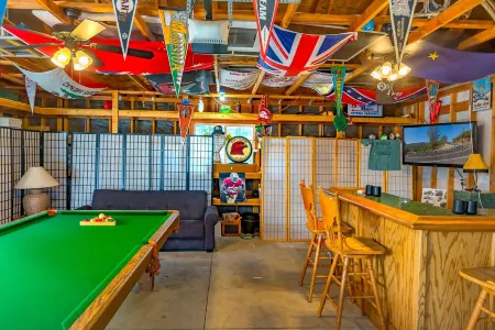 Yosemite Oaks Retreat, Views, Pool & Hot Tub, Game Room, & So Much More!