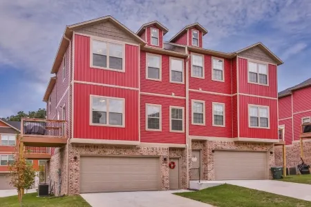 Razorback Getaway Close to University! Отели рядом с достопримечательностью «Арканзас Эр энд Милитари Музеум»