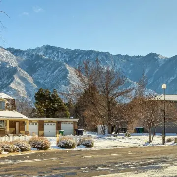 Skiers Dream Location Beautiful Large Home Close to All Ski Resorts and Downtown