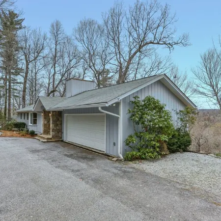 Charming newly renovated cottage, incredible mountain views, walk to town