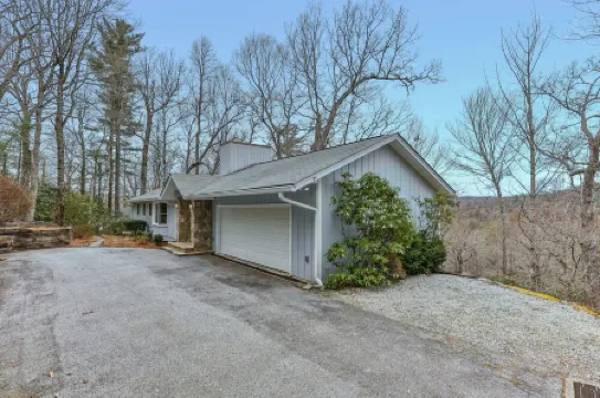 Charming newly renovated cottage, incredible mountain views, walk to town