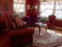 Charming Cottage in Historic District Close to Downtown