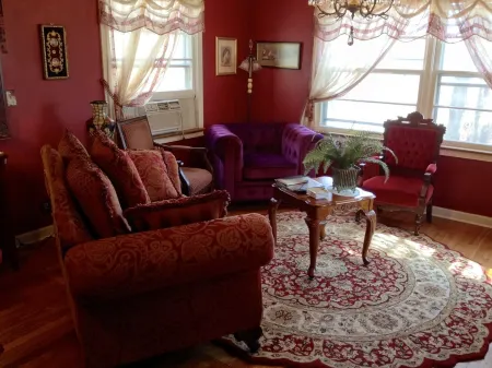 Charming Cottage in Historic District Close to Downtown