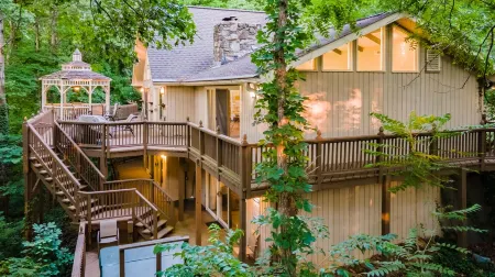4Br Mountain Retreat Sleeps 12 with Hot Tub Pet Friendly 10Min to Asheville