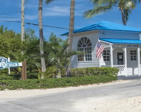 Oceanfront Key Largo Paradise~Private Beach~Pool~Tennis~Marina~Cafe/Bar โรงแรมในTavernier