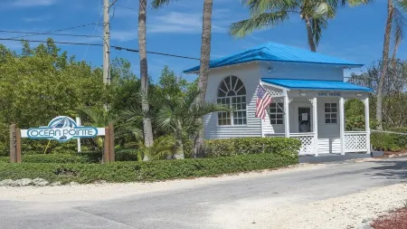 Oceanfront Key Largo Paradise with Private Beach~Pool~Tennis~Marina and More.... Отели в г. Тавернье