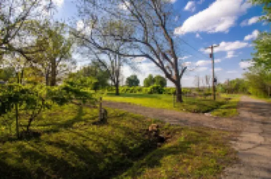 Harvey’s House - Peaceful Fort Gibson lake area studio w/ carport on 3 acres