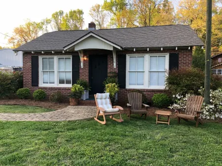 Bungalow located in downtown Tryon, N.C. Отели в г. Трион