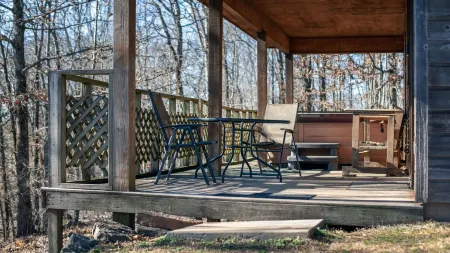 Cozy Secluded Cabin with a Hot Tub