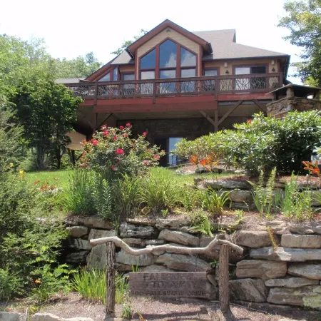 Waterfall View! Large Deck, Hot Tub, Outdoor Fire Pit! Отели в г. Хогбек