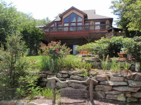 Waterfall View! Large Deck, Hot Tub, Outdoor Fire Pit! Отели в г. Хогбек