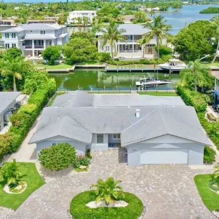 Beach Bungalow: Pet Friendly, Best Canal, Dock, Beach, Pool. Renovated in 2025