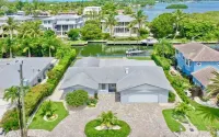 Beach Bungalow: Pet Friendly, Best Canal, Dock, Beach, Pool. Renovated in 2025