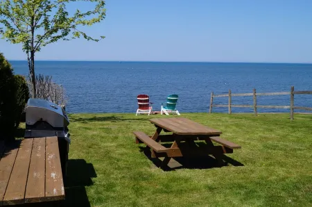 Lakefront 2 BR Cottage - Between Rochester and Niagara Falls