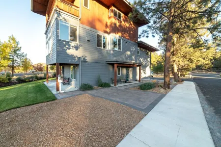 WOW-Great location, river access, trails, Old Mill, downtown and the mountain. Отели рядом с достопримечательностью «Государственный университет Орегон в Каскейдс»