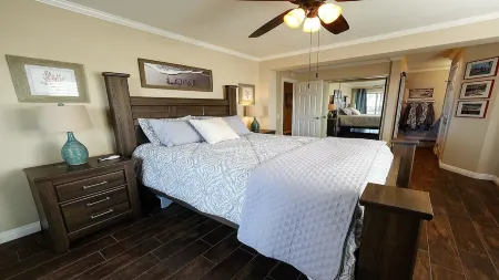 On the Boardwalk with views of the Ocean & Balboa Pier--steps to the Fun Zone Отели рядом с достопримечательностью «Newport Beach Pier»