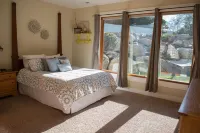 Private Luxury Retreat: In-home Theatre, Hot Tub, Gym, Game Room, and Zebra!