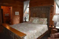 Beautiful Log Cabin with river access to The Watagua. Newly  added Fire Pit