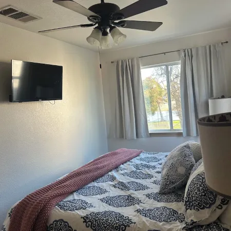 Lakefront Hot Tub-Grill-Fire Pit- McQueeney Guest House