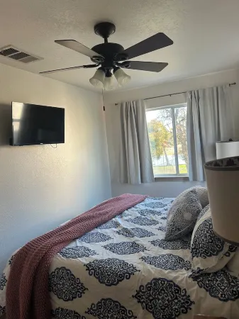 Guest House on Lake McQueeney with Hot Tub/Grill/Fire Pit